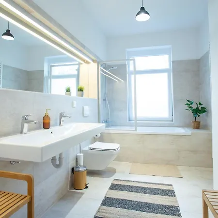 Fullhouse - Halle - B2 - Daylight Bathroom - Nespresso Apartmán