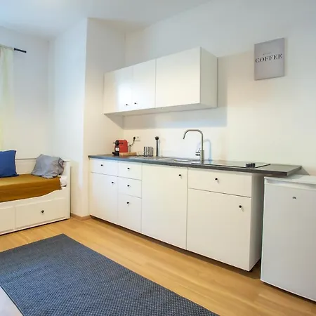 Fullhouse - Halle - B2 - Daylight Bathroom - Nespresso Apartmán *