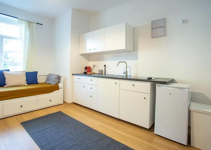 Fullhouse - Halle - B2 - Daylight Bathroom - Nespresso Daire *